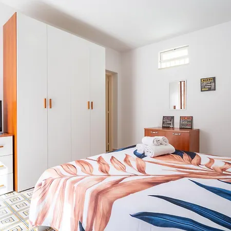 Guesthost - Cozy Flat In The Heart Of Letojanni