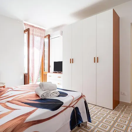 Guesthost - Cozy Flat In The Heart Of