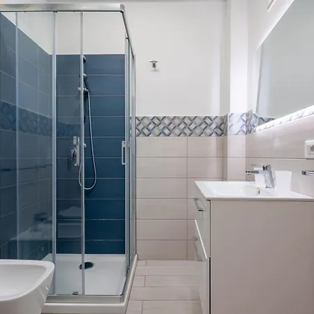 Guesthost - Cozy Flat In The Heart Of