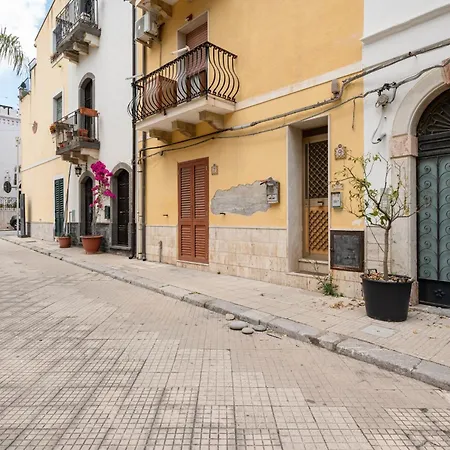 Guesthost - Cozy Flat In The Heart Of Letojanni
